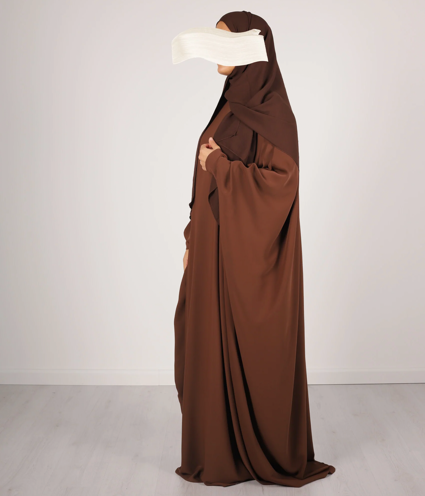 Luxe Bruine Abaya – Elegantie in Aardetinten met Subtiele Glans
