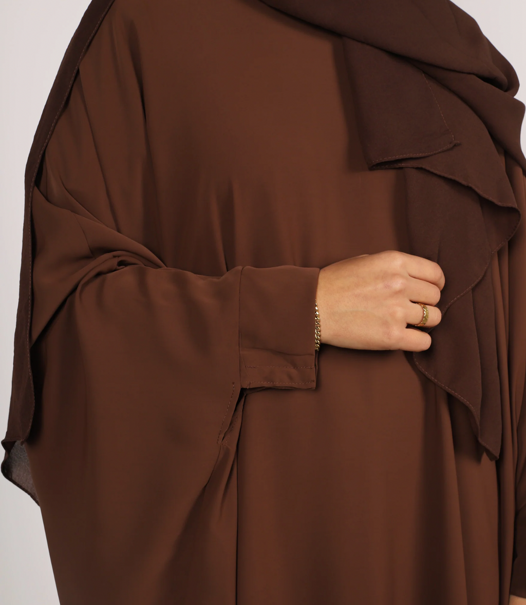 Luxe Bruine Abaya – Elegantie in Aardetinten met Subtiele Glans