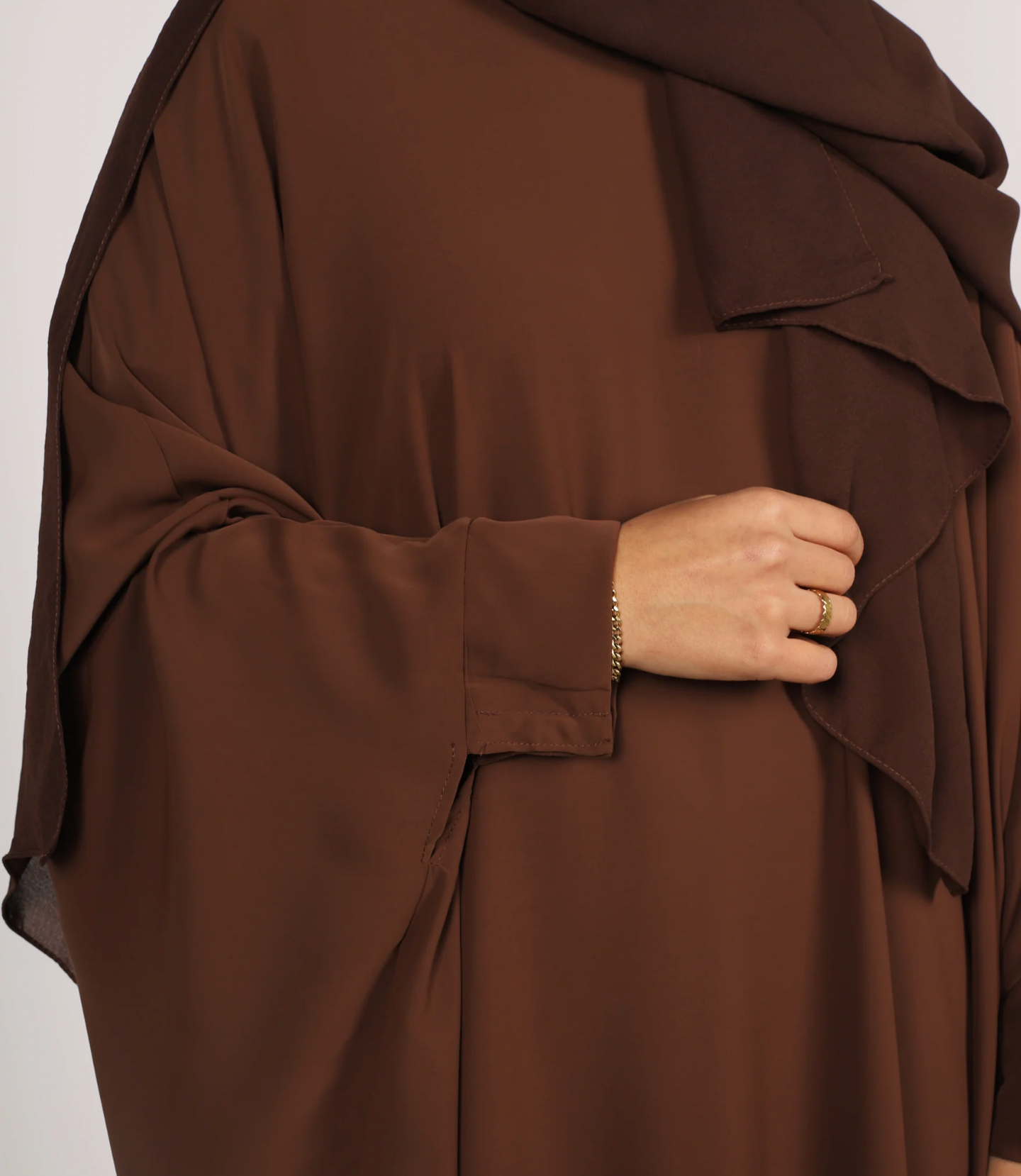 Luxe Bruine Abaya – Elegantie in Aardetinten met Subtiele Glans