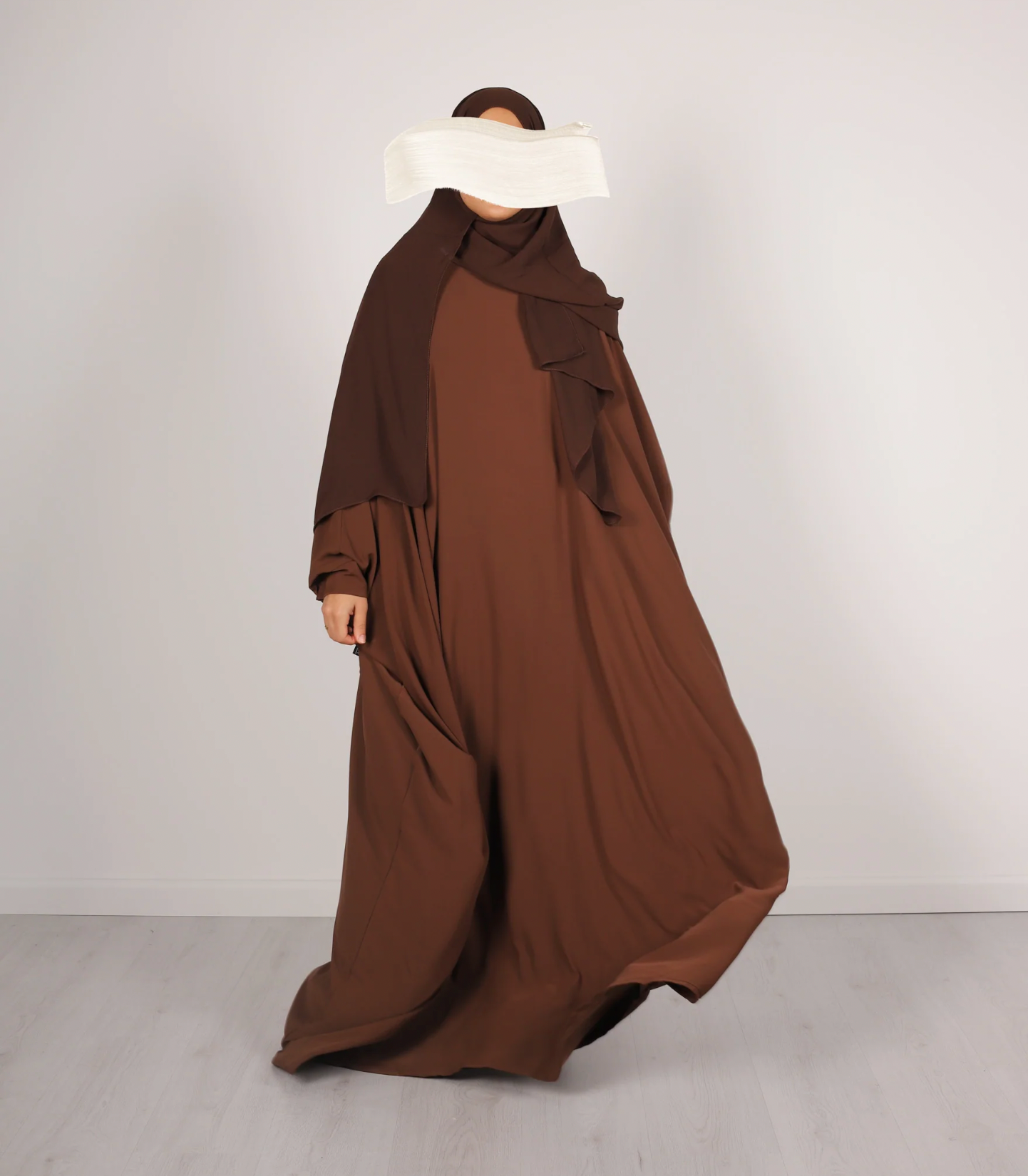 Luxe Bruine Abaya – Elegantie in Aardetinten met Subtiele Glans